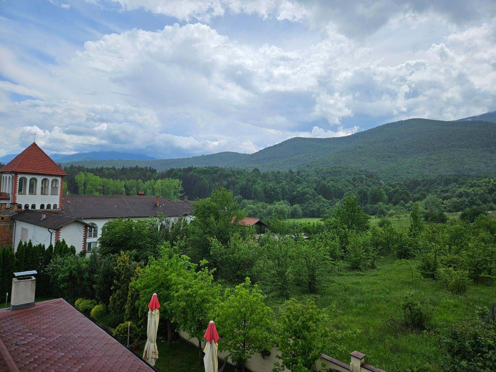 Family Hotel Komhotel Berkovitsa Exterior photo